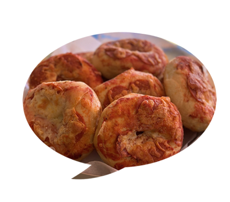 A plate of Pizza bagels